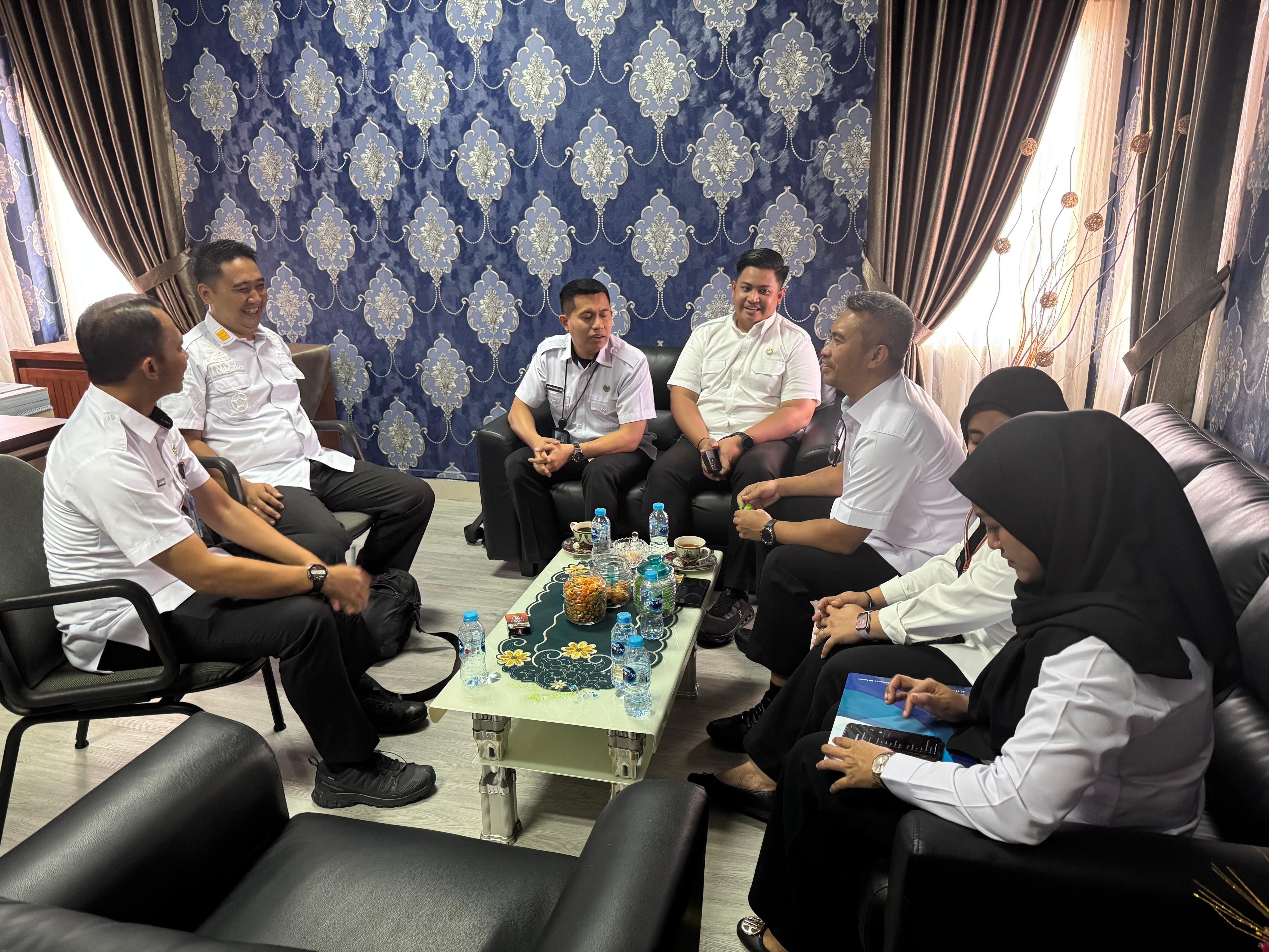 Direktorat Jenderal Imigrasi Melakukan Monitoring dan Evaluasi Layanan Izin Tinggal di Kantor Imigrasi Kelas II TPI Tanjung Uban