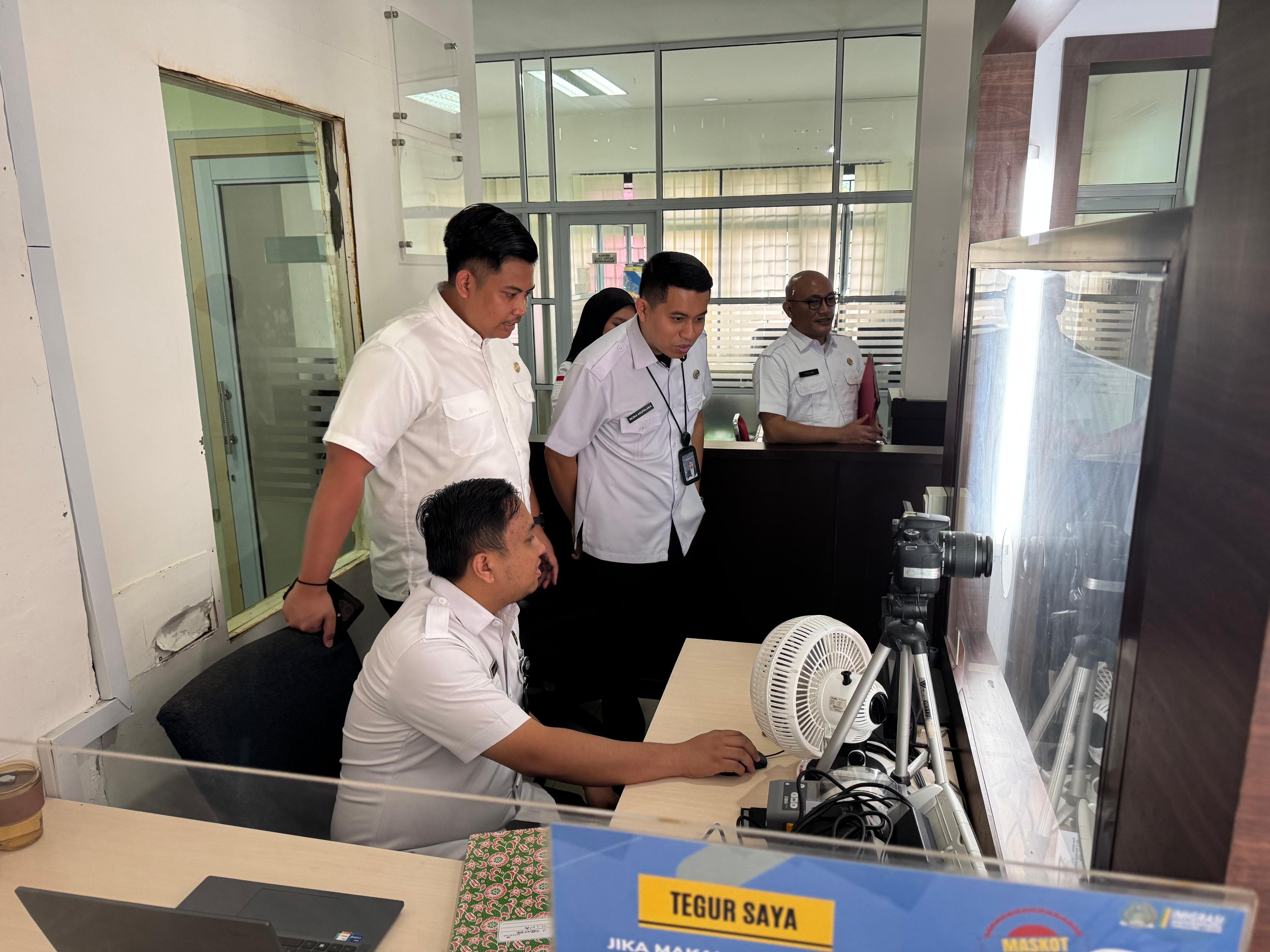 Direktorat Jenderal Imigrasi Melakukan Monitoring dan Evaluasi Layanan Izin Tinggal di Kantor Imigrasi Kelas II TPI Tanjung Uban 2