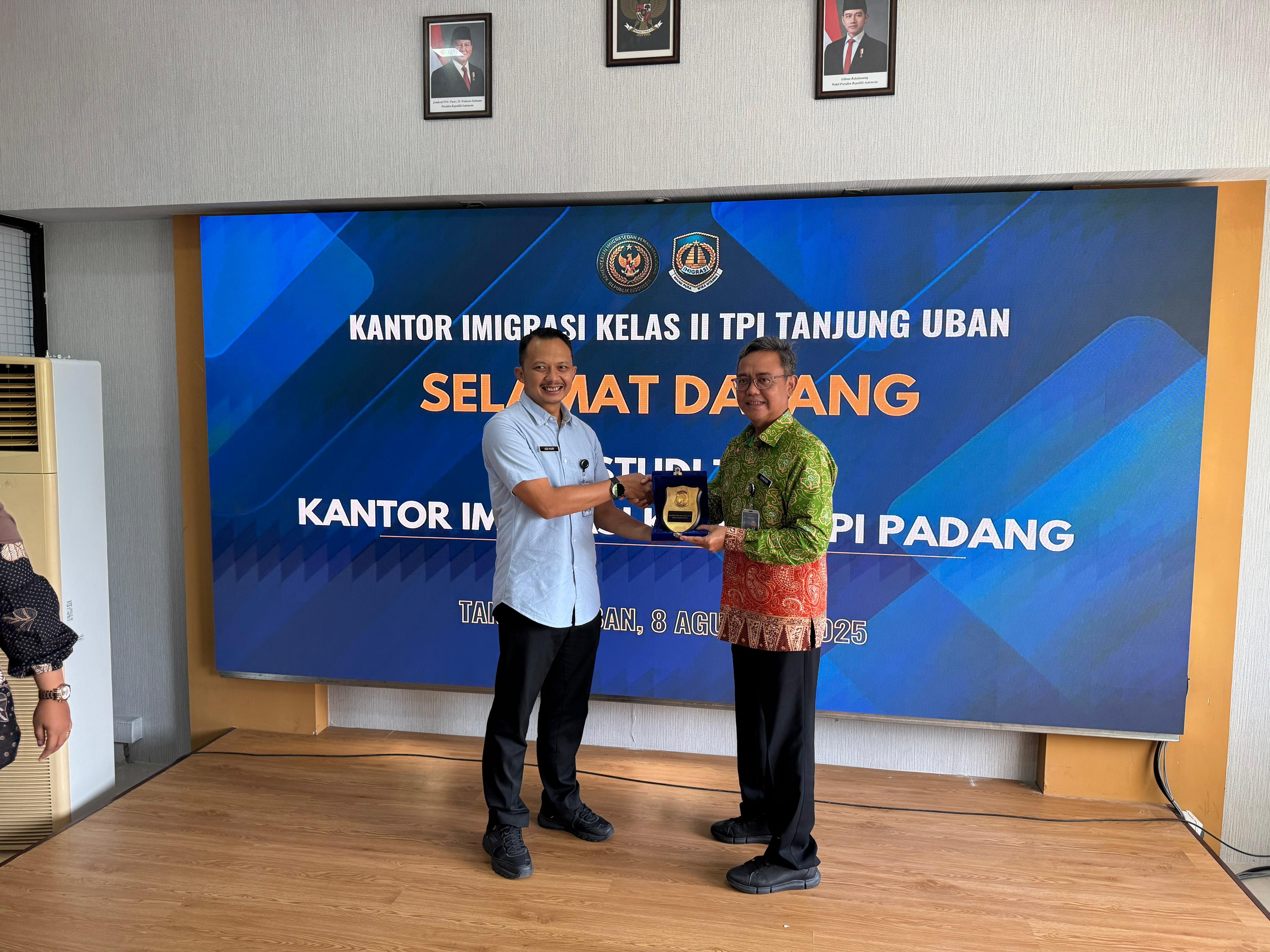 Imigrasi Tanjung Uban Terima Kunjungan Studi Tiru Imigrasi Padang Terkait Fungsi Pengawasan Keimigrasian di Wilayah Maritim 2