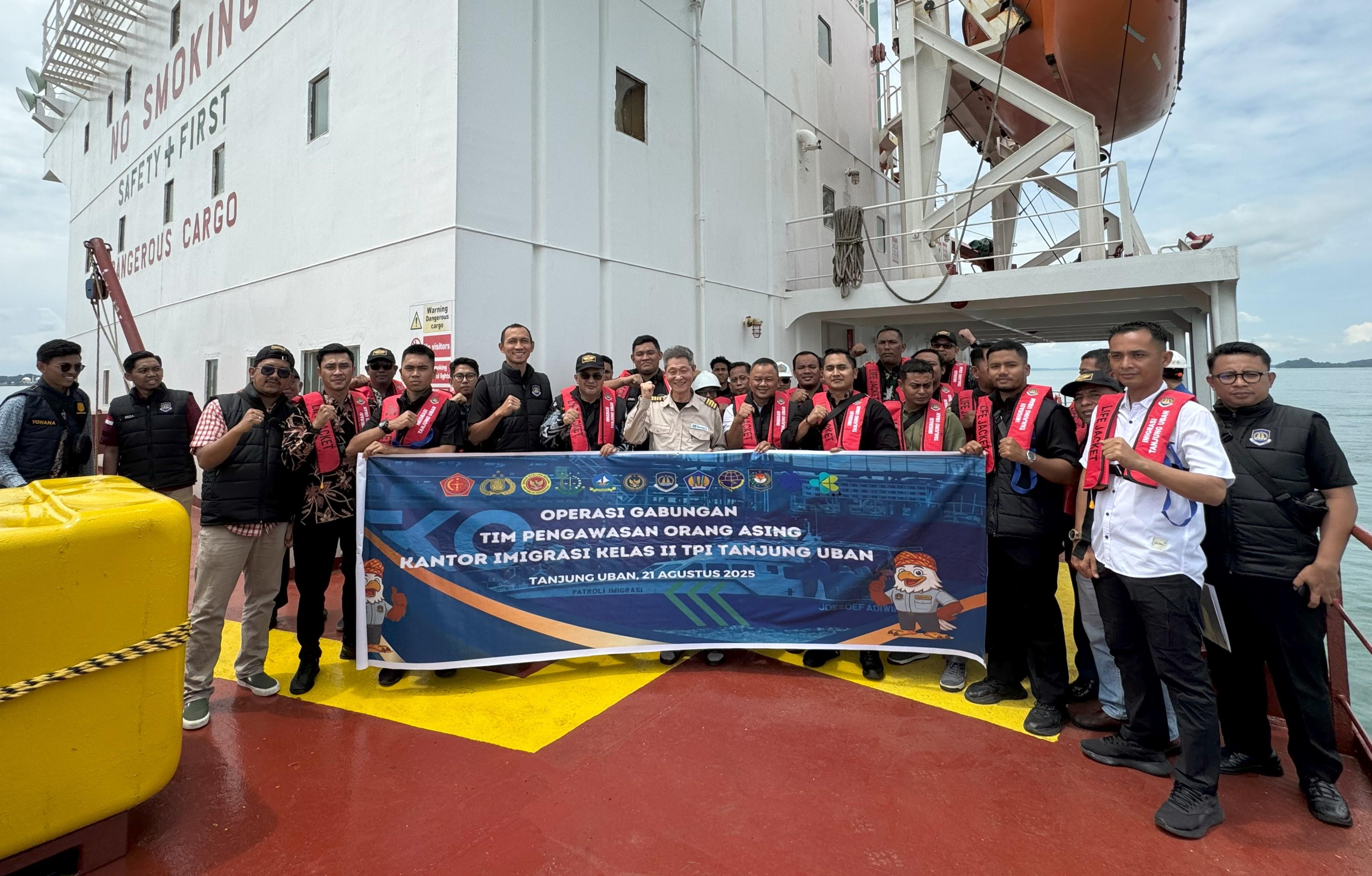 Kantor Imigrasi Tanjung Uban Gelar Operasi Gabungan Tim Pengawasan Orang Asing pada Perairan