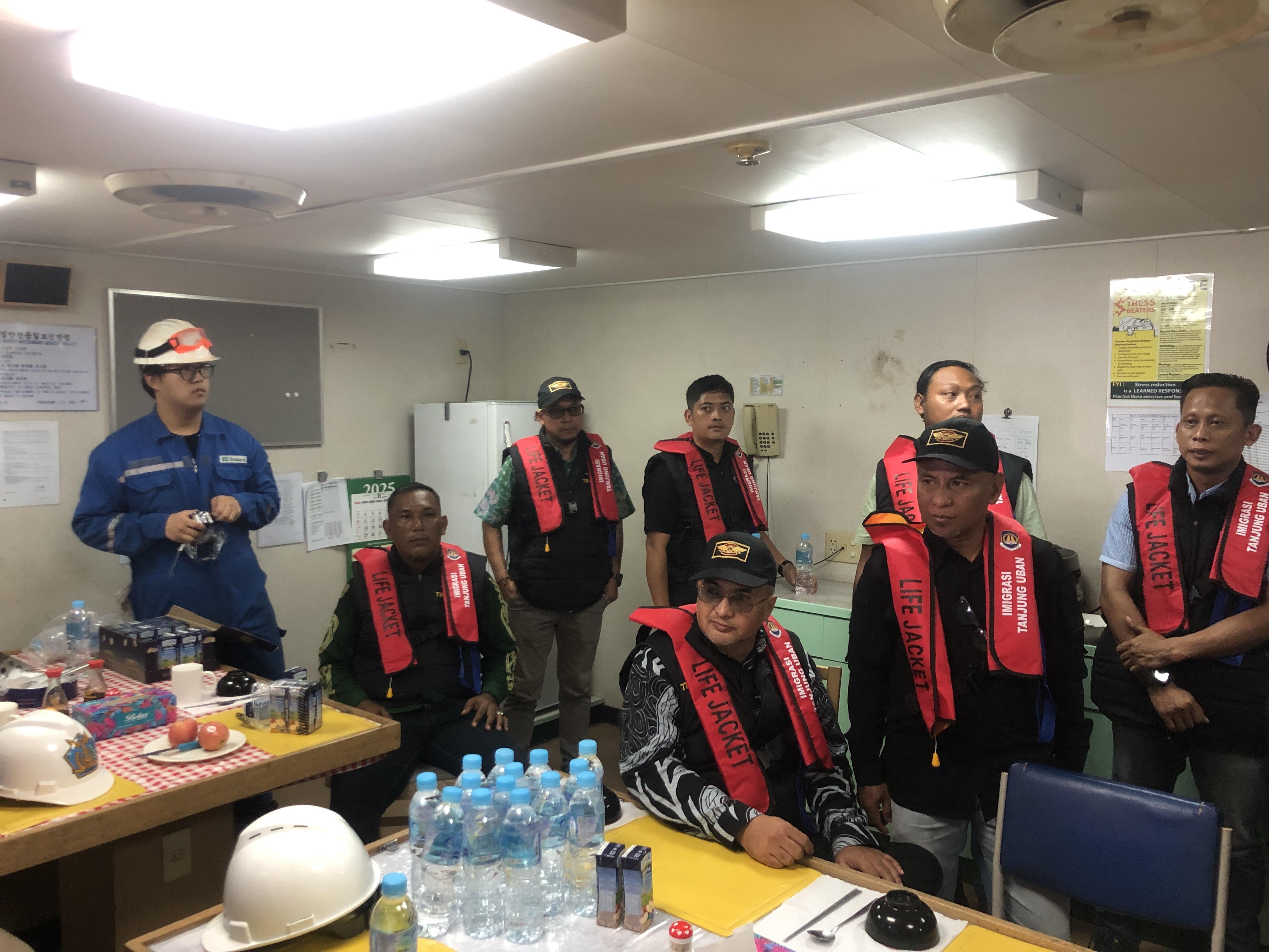 Kantor Imigrasi Tanjung Uban Gelar Operasi Gabungan Tim Pengawasan Orang Asing pada Perairan 4