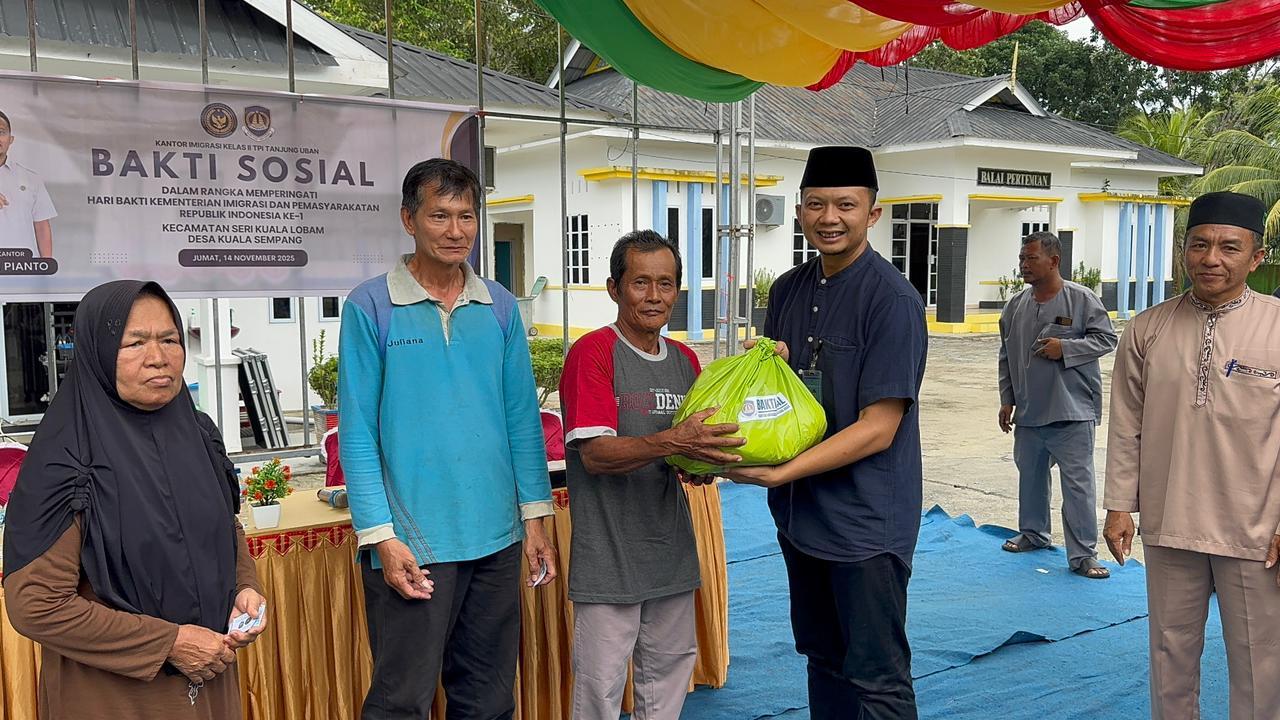 Semarak Hari Bhakti Kemenimipas Ke 1 Imigrasi Tanjung Uban Salurkan Bantuan Bakti Sosial di Desa Kuala Sempang